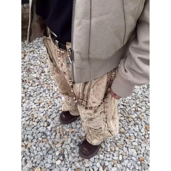 Jean en denim marron clair déchiré et plissé