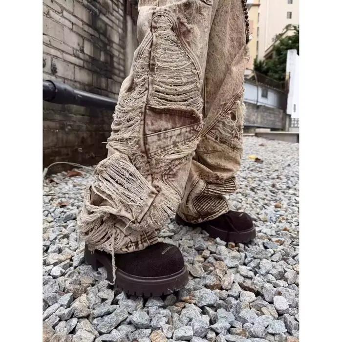 Jean en denim marron clair déchiré et plissé