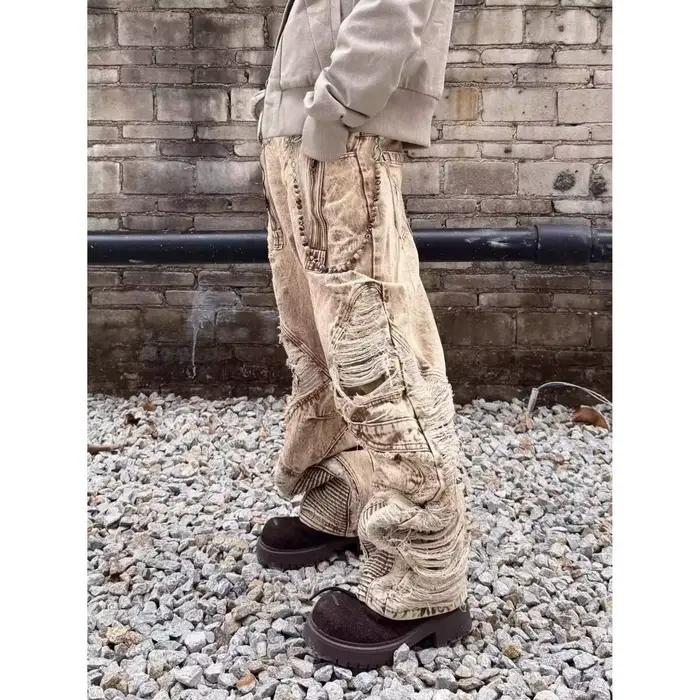 Jean en denim marron clair déchiré et plissé
