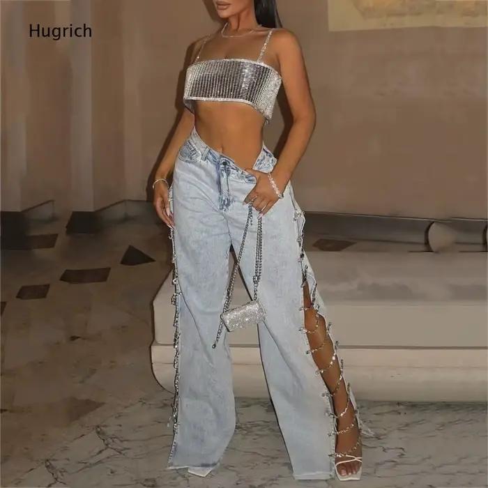 Jean taille haute à jambe large avec découpe latérale et détail chaîne